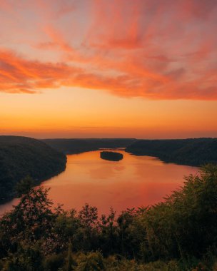 Holtwood, Lancaster County, Pennsylvania 'daki Pinnacle Overlook' dan Susquehanna Nehri üzerinde gün batımı