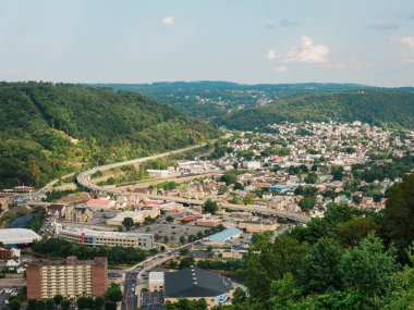 Johnstown Inclined Plane 'in tepesinden görüntü, Johnstown, Pennsylvania