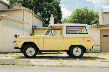 Sarı bir Ford Bronco, Mount Union, Pennsylvania 'da.