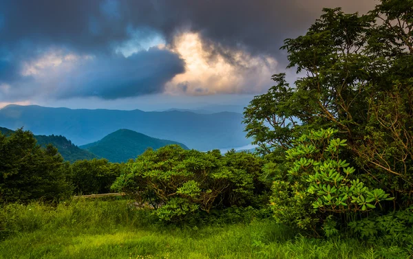 Vista dramática da noite das Montanhas Blue Ridge a partir do Azul — Fotografia de Stock