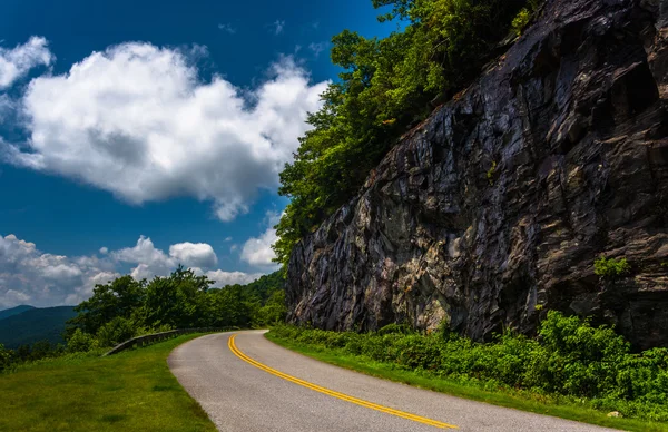 Скелі вздовж parkway blue ridge в штаті Північна Кароліна. — стокове фото