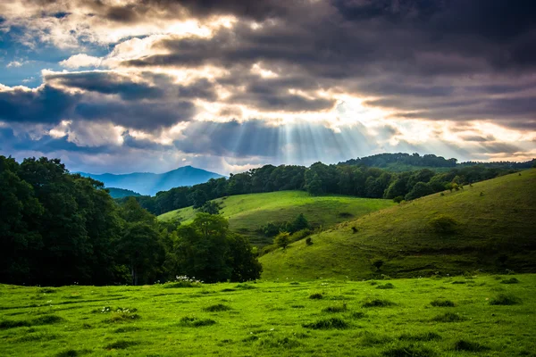 Promienie słoneczne pola i wzgórza w Mojżesza stożek; p — Zdjęcie stockowe
