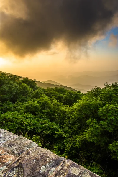 Vista dramática da noite das Montanhas Blue Ridge a partir do Azul — Fotografia de Stock