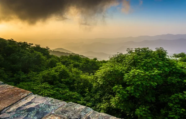 青から青リッジ山の劇的な夕景 — ストック写真