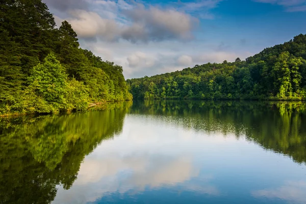 Abendliche Reflexionen am Lake Oolenoy, Table Rock State Park, sout — Stockfoto