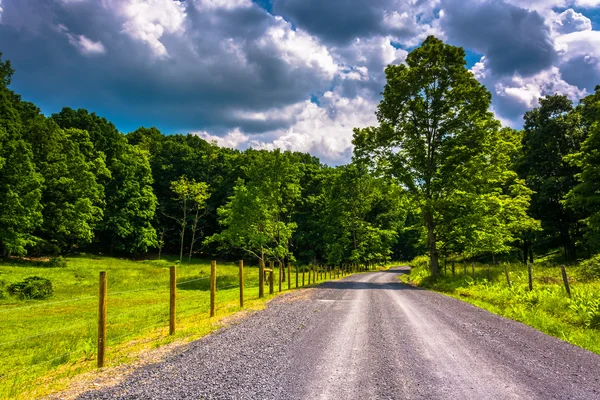 Farm field along a dirt road in the rural Potomac Highlands of W — Stock Photo, Image