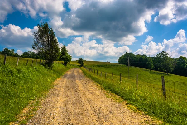 Campos agrícolas a lo largo de un camino de tierra en las tierras altas rurales de Potomac —  Fotos de Stock