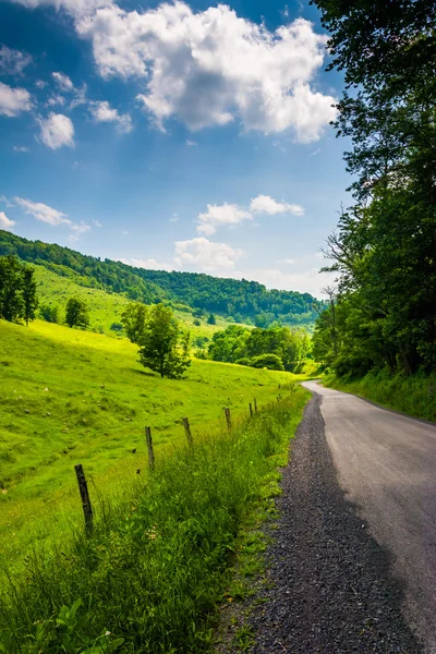 Farm fields along a dirt road in the rural Potomac Highlands of — Stock Photo, Image