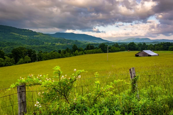 Cerca e visão matinal de montanhas no Potomac Highlan rural — Fotografia de Stock