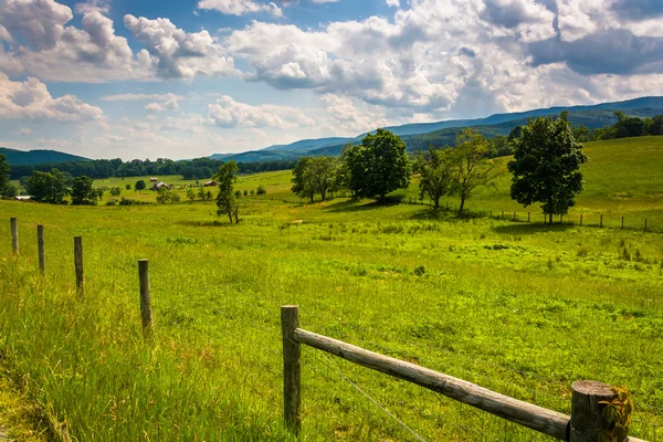 Fence in a farm field in the rural Potomac Highlands of West Vir — Stock Photo, Image