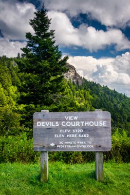 işaret ve blue ridge parkway üzerinde görüş-in şeytan Adliye,