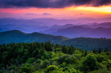 blue ridge parkway tarihinde cowee dağların overlook günbatımı 