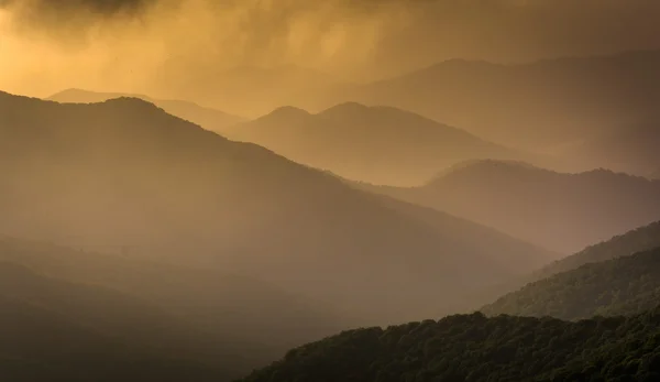 Dimmig kväll syn på blue ridge mountains sett från blå — Stockfoto