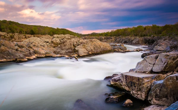 Longue exposition au coucher du soleil des rapides à Great Falls Park, Virginie . — Photo