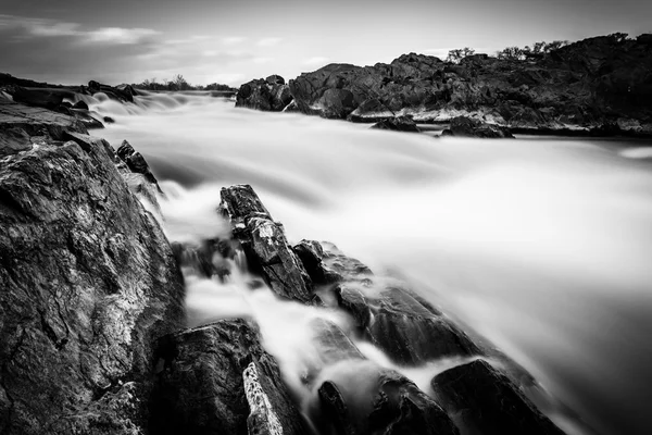 Lång exponering för cascades på potomac river på great falls pa — Stockfoto