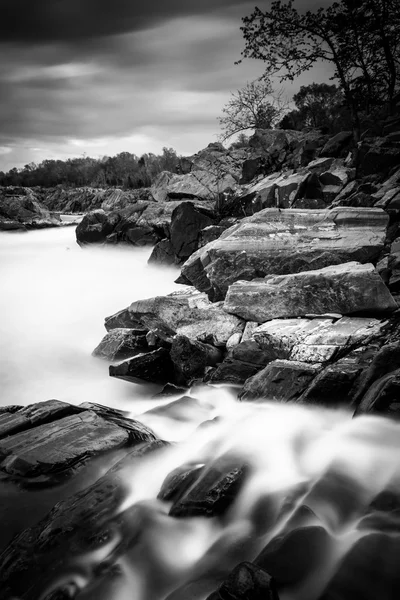 Long exposure of rapids on the Potomac River at Great Falls Park — Stock Photo, Image