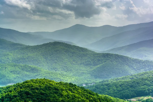 W połowie dnia widok gór Appalachów z blue ridge pa — Zdjęcie stockowe