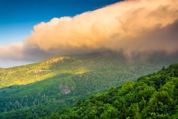 Luz de la mañana en nubes bajas sobre la montaña del abuelo, vista desde —  Fotos de Stock