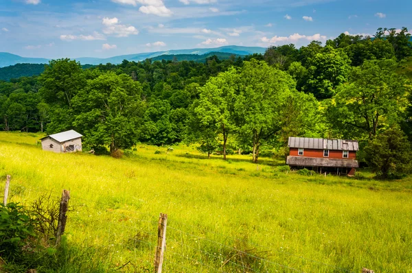 Stary dom w polu w west Virginia highlands "Potomac". — Zdjęcie stockowe