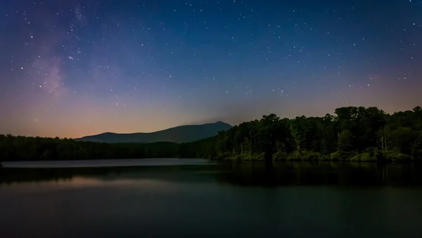 Sterne über dem julian price lake in der Nacht, entlang des blue ridge park — Stockfoto