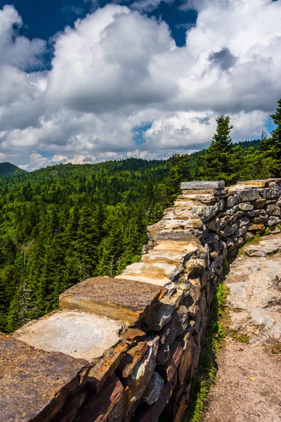 Stone wall and view of the Blue Ridge from Devils Courthouse, ne — Stock Photo, Image