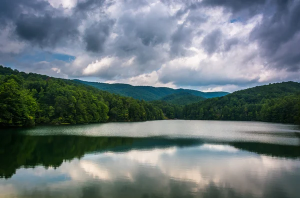 Molnen och bergen speglar i unicoi sjö, vid unicoi — Stockfoto