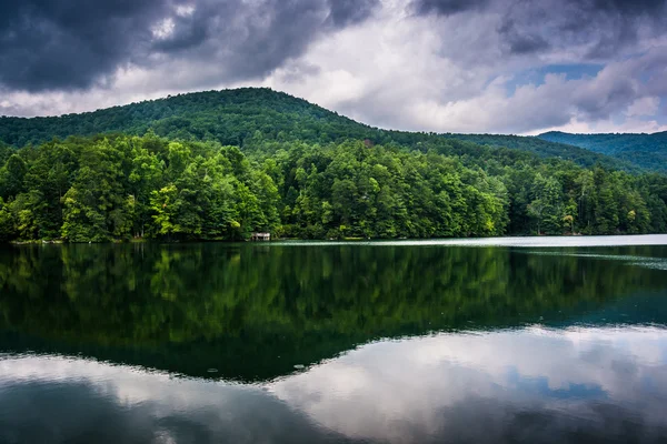 Molnen och bergen speglar i unicoi sjö, vid unicoi — Stockfoto