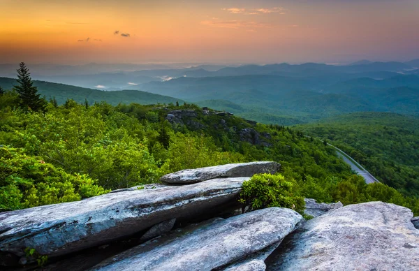 从粗糙的山脊，在北角和 blue ridge 大道附近的日出 — 图库照片