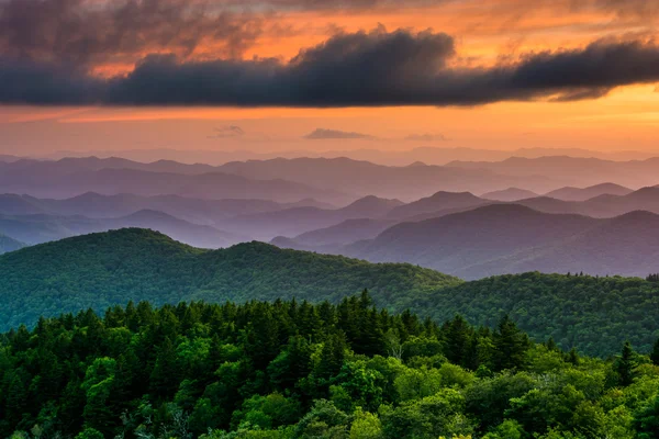 Pôr do sol de Cowee Mountains Overview, no Blue Ridge Parkway — Fotografia de Stock