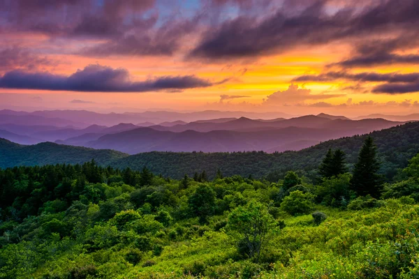 Pôr do sol de Cowee Mountains Overview, no Blue Ridge Parkway — Fotografia de Stock