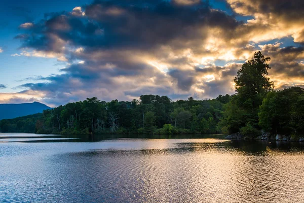 Puesta de sol sobre el lago Julian Price, a lo largo del Blue Ridge Parkway en N — Foto de Stock