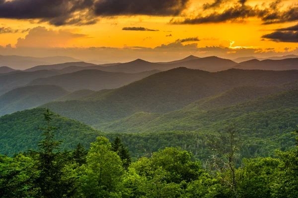 Zonsondergang over de appalachian bergen vanaf caney fork over het hoofd o — Stockfoto