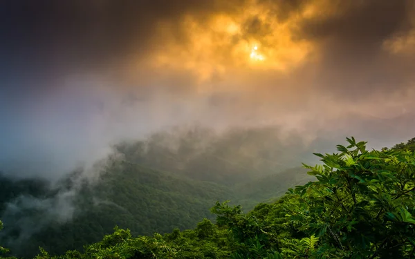 Pôr do sol através do nevoeiro, visto de Craggy Pinnacle, perto do Blue Rid — Fotografia de Stock