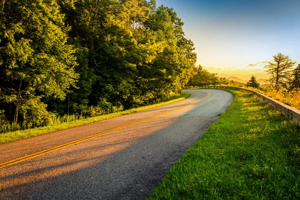 Blue ridge parkway při východu slunce, v Severní Karolíně. — Stockfoto