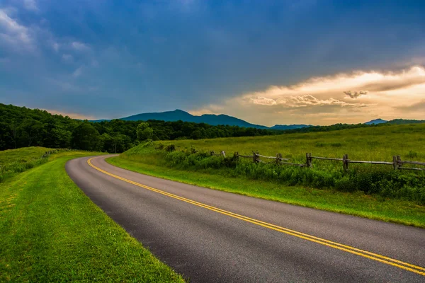 De blue ridge parkway, in de buurt van blazen rock, north carolina. — Stockfoto