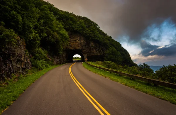 崎岖的顶峰的隧道，就和 blue ridge 大道北 c — 图库照片