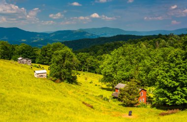 Перегляд ферми і гір в сільській Потомак нагір'я ВЕС