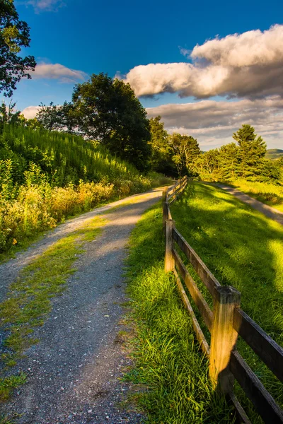 Trail and fence at Moses Cone Park, along the Blue Ridge Parkway — Stock Photo, Image