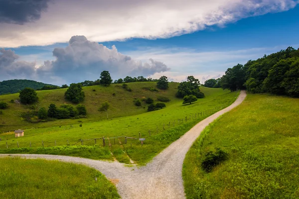 View of dirt roads and fields from the Blue Ridge Parkway at Mos — Stock Photo, Image