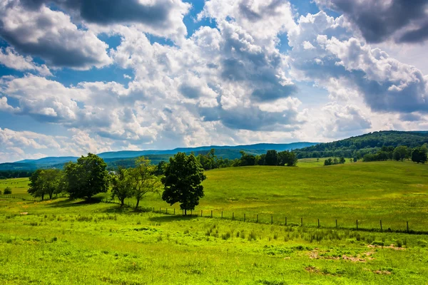 View of fields and distant mountains in the rural Potomac Highla — Stock Photo, Image