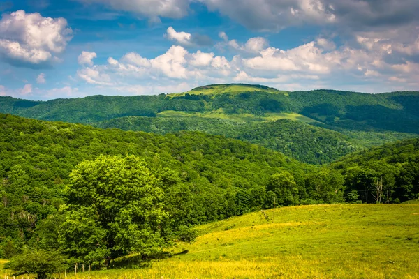 Vista de colinas e montanhas no Potomac rural Highlands of We — Fotografia de Stock