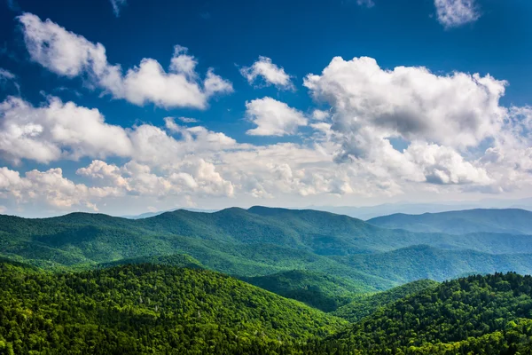 Weergave van de blue ridge mountains, gezien vanaf cowee bergen overl — Stockfoto
