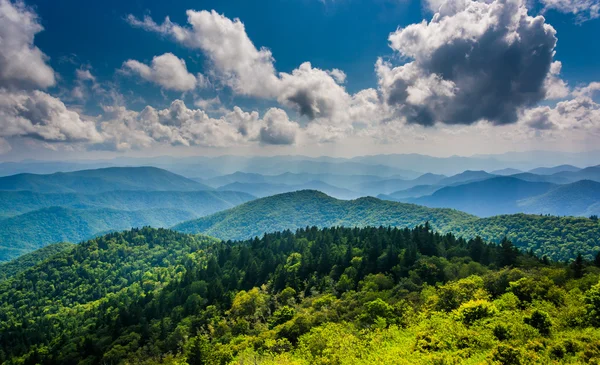 Widok z blue ridge mountains z widokiem gór cowee — Zdjęcie stockowe