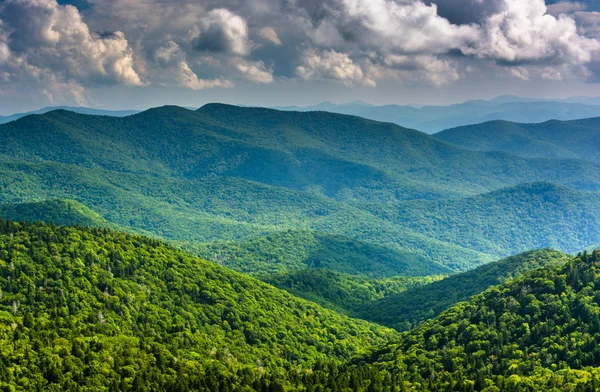 Вид на горы Blue Ridge Mountains с горы Cowee Mountains Overl — стоковое фото