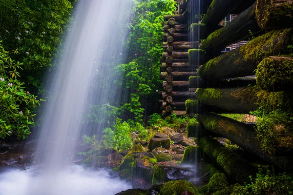 Водопад на мельнице Мингус, Национальный парк Грейт-Смоки-Маунтинс , — стоковое фото