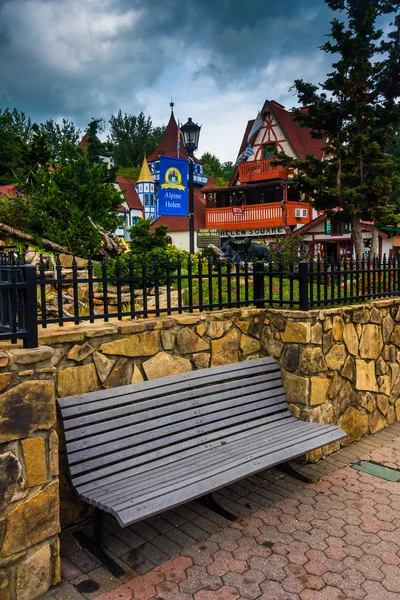 Bench and red-roofed buildings in Helen, Georgia. — Stock Photo, Image