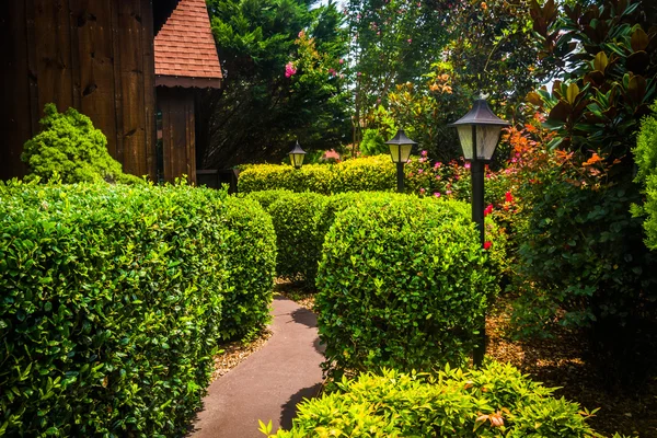 Garden and path in Helen, Georgia. — Stock Photo, Image