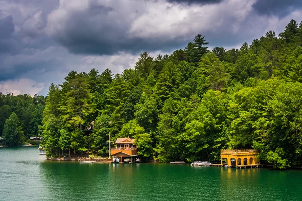 Houses along the shore of Lake Burton, in Georgia. — Stock Photo, Image