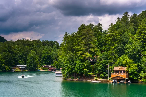 Houses along the shore of Lake Burton, in Georgia. — Stock Photo, Image