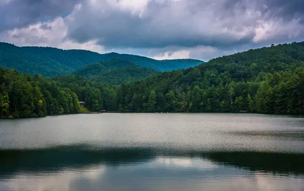 Storm clouds and mountains reflecting in Unicoi Lake, at Unicoi — Stock Photo, Image